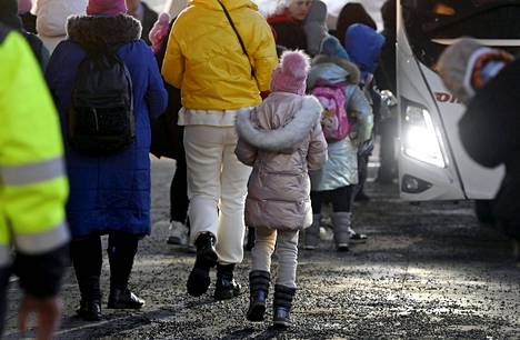 Helsingin Länsisatamaan on keskiviikkona avattu palvelupiste Ukrainasta sotaa pakeneville ihmisille. Kuvassa Ukrainasta sotaa pakenevia ihmisiä Länsisatamamassa Jätkäsaaressa Helsingissä 16. maaliskuuta 2022.