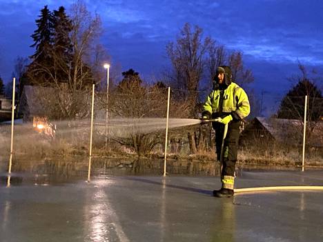 Sastamalan ulkojäiden jäädytys käynnistyi loppuviikolla. Liikuntapaikkahoitaja Jouni Esko jäädytti Hopun urheilupuiston ulkojäitä maanantaiaamuna ennen kahdeksaa.