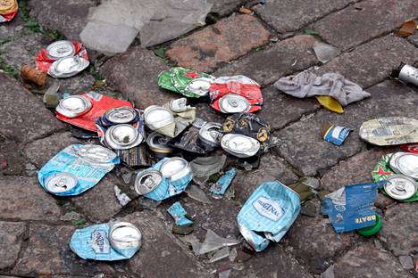 Ilkivaltaa kohdanneiden kiinteistöjen liepeiltä löytyneet roskat kertoivat muun muassa alkoholin käytöstä.
