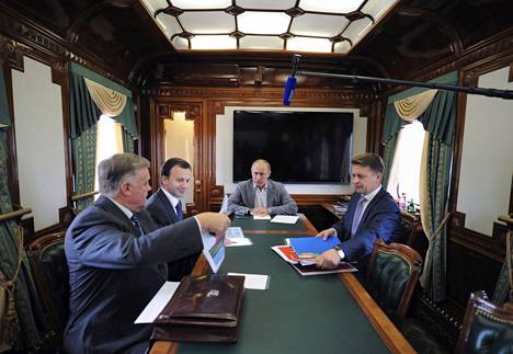 Presidentti Vladimir Putin kuvattiin neuvottelemassa ministereiden kanssa junavaunussa vuonna 2012. Ei ole tietoa, onko kyseinen kuva otettu Putinin omassa panssarijunassa.