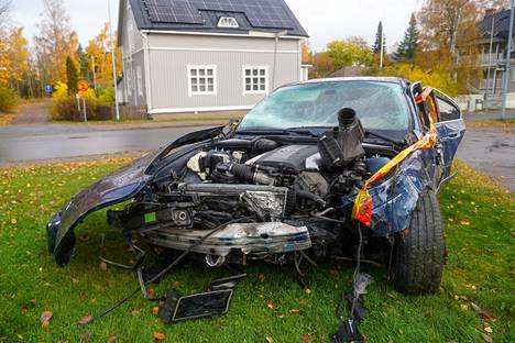 Henkilöauto romuttui lunastuskuntoon törmättyään Rauman Lukon metalliseen kylttiin Rauman Töyryntiellä.