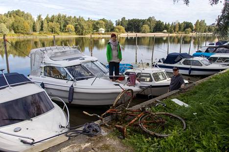 Karoliina ja Jukka Köykkä olivat aikeissa lähteä veneilemään, mutta sen sijaan he päätyivät nostelemaan erinäistä rojua veneen tienoilta joen pohjasta.