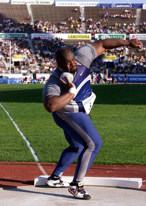 C.J. Hunter työnsi Olympiastadionilla vuonna 1999.