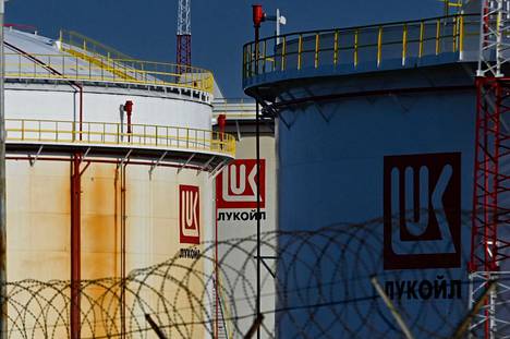 Venäläisen öljy-yhtiö Lukoilin öljytankkeja Bulgariassa 17. maaliskuuta. 