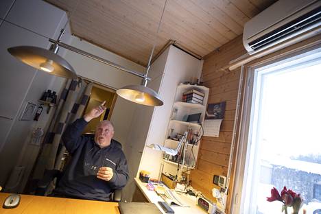 Lauri Lindroos kertoo laittaneensa yläkerran kylmäksi ja laskeneensa huonelämpötiloja muutenkin. Vaikka sähkönkulutus oli marraskuussa vain puolet vuodentakaiseen verrattuna, sähkölasku oli valtava, sillä hän maksaa sähköstä nyt yli kahdeksankertaisen hinnan vuoden takaiseen verrattuna.