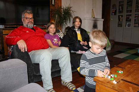 Etualalla Legojen parissa Arvi Turunen, taustalla perheen isä Pasi Harju ja tyttäret Taimi ja Enni Turunen.