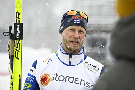 Naisten hiihtomaajoukkueen päävalmentaja Jussi Piirainen harmitteli, ettei huolto onnistunut lauantaina.