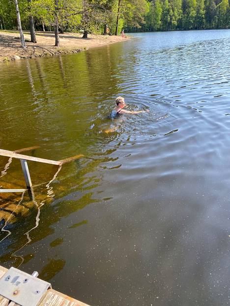 Uiminen on Pirkko Veräjykselle tapa pitää huolta itsestään. Hän poikkesi uimassa Suolijärvellä keskiviikkona.