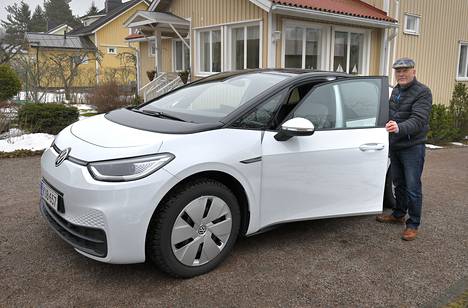 Pertti Aarnio sanoo ennen kaupantekoa ottaneensa selvää sähköautojen akkujen käyttöiästä. – Jopa 800 000 kilometriä on kuulemma jonkun Teslan akustolla ajettu. Kuvat: Juha Sinisalo