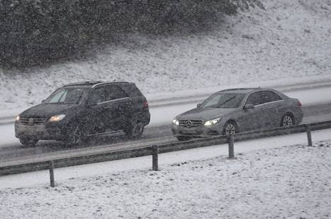 Satakunnassa ajokeli on keskiviikkona huono lumi- tai räntäsateen vuoksi. Samalla liikenteen sujuvuus heikentyy ja keskinopeus laskee. Onnettomuusriski on kohonnut.