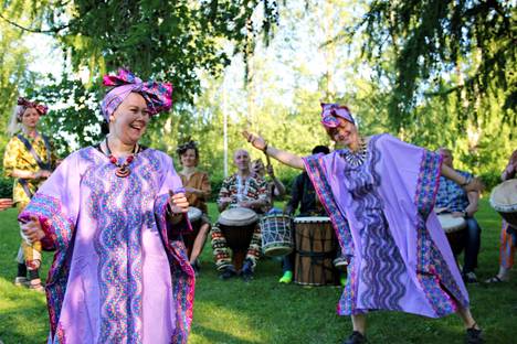 Länsafrikkalaisen musiikin ja tanssin yhdistys Jamora ry saapuu Tampereelle esiintymään Tullikamarin klubille.