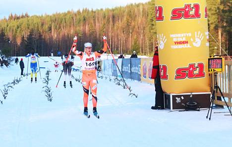 Josefiina Böök voitti edellisellä viikolla naisten yleisen sarjan sprintissä SM-hopeaa. Keurusselän liikuntapuistossa hän sujutteli maaliin N23-sarjan voittajana perjantaina aamupäivällä.