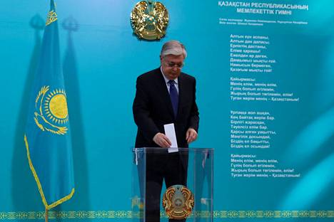 Kazakstanin presidentti Kasym-Žomart Tokajev antoi sunnuntain kansanäänestyksessä oman äänensä Nur-Sultanissa. 