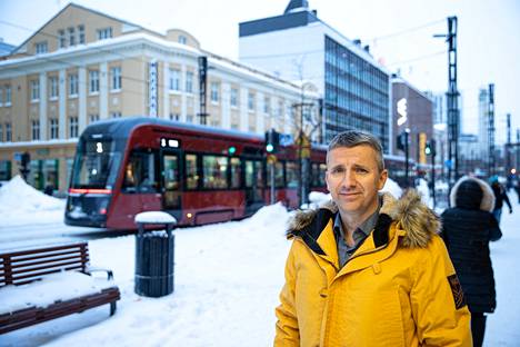Danske Bankin Tampereen konttorijohtaja Timmy Mattila sanoo, että pankkien katteet asuntolainoissa ovat jo nyt pienet, eikä lainamarginaalien laskeminen ratkaisisi markkinoiden hiipumista ”millään tavalla.”
