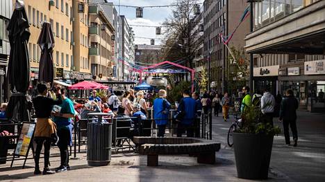 Tampereella vielä tämän viikon jatkuvat jääkiekon MM-kisat ovat keränneet keskustaan paljon väkeä. Silti kisat ovat poliisin näkökulmasta sujuneet rauhallisesti. Tuomiokirkonkadun kisakatua kuvattiin perjantaina 20. toukokuuta.