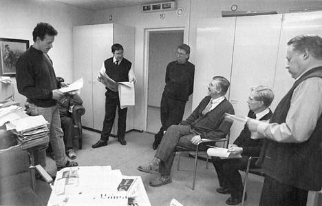 Layout-palaverissa vuonna 1990 keskustelivat faktori Seppo Leiniitty (vasemmalla), uutispäällikkö Timo Uusitalo, faktori Kari Nurmi, tekstinvalmistuksen tuotantopäällikkö Olavi Hilo, toimituspäällikkö Jaakko Leppänen ja toimitussihteeri Lasse Laine.