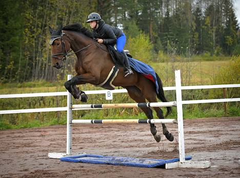 Siiri Seikkula ja Beautiful Friend pääsevät nyt vuoden kokeneempana uudelleen Helsinki Horse Show’n tunnelmaan. Kuva: Juha Sinisalo