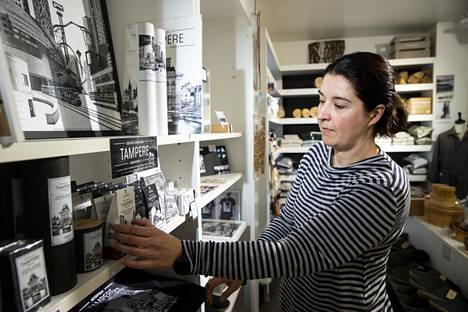 Taito Shop Tampereen myyntipäällikkö Anna Backman kertoo, että moni asiakas varmistaa tuotetta ostaessaan, että kyseessä on kotimainen tuote. 