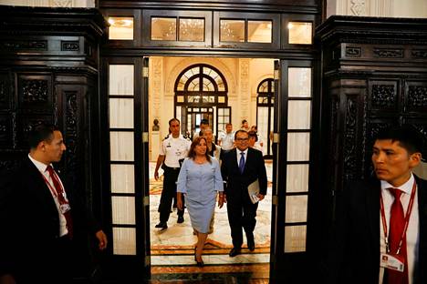 Perun presidentti Dina Boluarte ja pääministeri Alberto Otárola saapuivat lehdistötilaisuuteen pääkaupungissa Limassa 10. helmikuuta. 