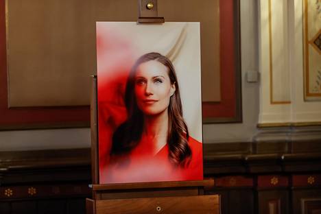 Sanna Marinin muotokuva on ensimmäinen Tampereen kaupunginvaltuuston puheenjohtajan muotokuva, joka on maalauksen sijasta valokuva. 
