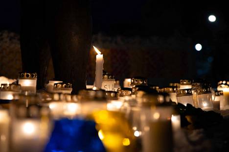 Ukrainassa menehtyneitä muistettiin Kiovanpuistossa myös kynttilöin.