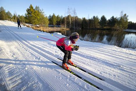 Kymmenvuotias Mette Häkkinen nautti hiihdosta aurinkoisessa pakkassäässä. Hän oli lauantaina yksi ladun nuorimmista hiihtäjistä. ”Tämä taitaa olla jo viides hiihtokerta tälle vuodelle. Nyt olen hiihtänyt alle tunnin vasta.”