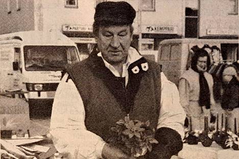 Kiukaislainen kukkakauppias Kalevi Säppi antoi joulutähtiensä huurtua arvokkaasti pakkasessa.
