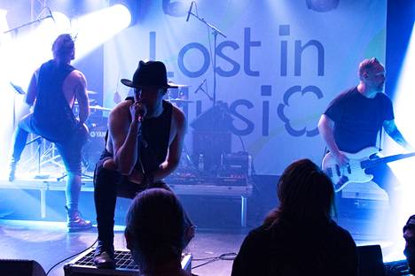 Lost in Music tuo loppuviikoksi Tampereen keskeisille klubeille noin 120 artistia. Detset esiintyi Tullikamarin Klubilla keskiviikkona.