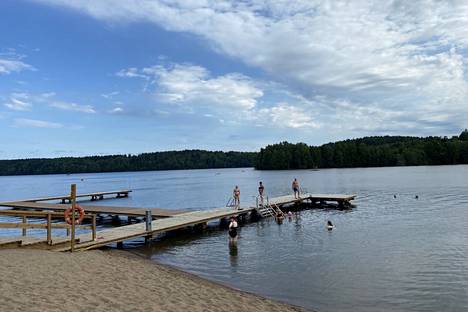 Tampereen Kaukajärven uimalan rannan laiturit on vasta uusittu. Kun uimarannalla kuvattiin tiistaina 12. heinäkuuta, hyppytornia ei enää ollut. 