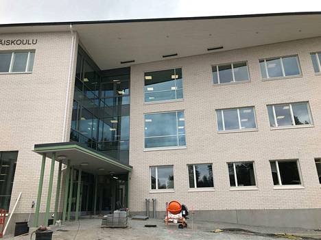 Entisen Mäntykallion koulun, 1. elokuuta alkaen Jämsänkosken yhtenäiskoulun uudessa osassa ei lasia ole säästelty. Kuvassa näkyy yläkoululaisten sisäänkäynti, alakoululaisilla on omansa.