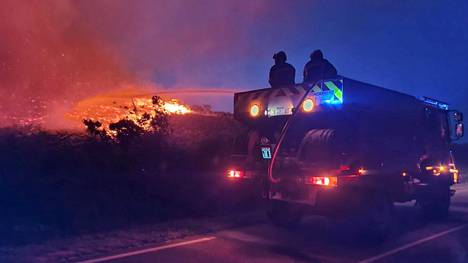 Palomiehet sammuttivat maastopaloa Luoteis-Ranskan Brittanyssa 19. heinäkuuta.