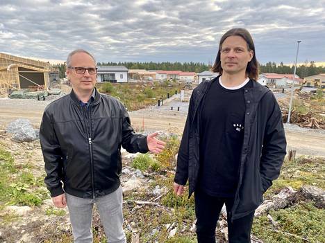 Nokian kaupungin tontti-insinööri Arto Heikkisen (vas.) ja tonttipäällikkö Harri Järvenpään mukaan Harjuniityn tonttien kysyntä on ollut viime vuosina voimakasta ja asuinalue on yksi suurimpia kasvualueita Nokialla.