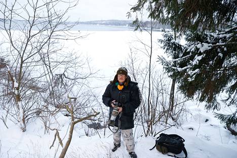 Ville Wallgrén kuvaa eläimiä Tampereen Rantaperkiössä talvisin lähes päivittäin. Syyskuusta lähtien hän etsii erityisesti pöllöjä, jotka etsiytyvät päivänokosille Rantaperkiön puihin. Varisten ja närhien metelöinti paljastaa petolinnut.