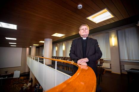 Nykyinen johtava pappi, tuomiorovasti Olli Hallikainen siirtyy eläkkeelle 1. lokakuuta. Hänet kuvattiin Seurakuntien talolla Tampereen keskustassa marraskuussa 2022.