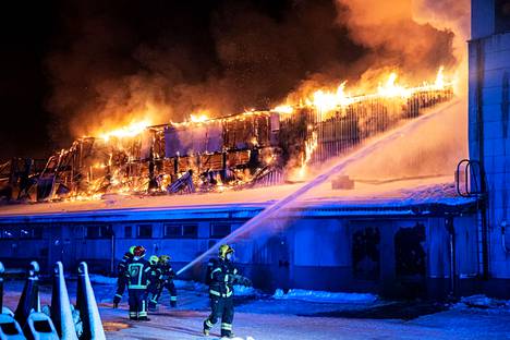 Akaan Toijalassa tuhoutui tammikuussa noin 4 000 neliön hallirakennus rajussa palossa.  Sammutustöihin osallistui noin 70 henkilöä.
