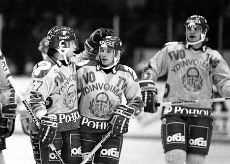 Marko Kiuru (keskellä) maalinteossa joulukuussa 1986. Jari Neuvonen onnitteli ja taustalla oli Ari Haanpää.
