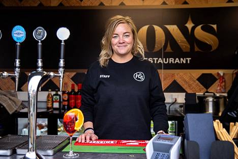 Ravintola Ponsin vuoropäällikkö Susanna Laakkonen uskoo, että kotimaan matkailu on vilkasta tänä kesänä. 