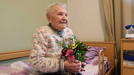 Honkajoella asuva Irja Kalliomäki täyttää tänään 103 vuotta.