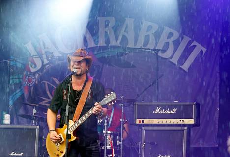 Jackrabbit esiintyi viime vuoden Porisperessa. Sade ei hidastanut bändin kitaristi Ana Kauniston menoa.