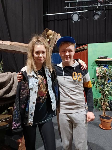 Aino Kuronen ja Jesse Sipovaara esittävät J+J Teatterin uutuudessa parjattua nuorisoa, eli Janitaa ja Tarmoa.