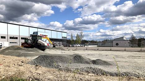 Pumptrackradan ja skeittialueen rakennustyöt alkoivat viime viikolla Mäntän urheilukeskuksen alueella. L-mallinen alue sijoittuu entisen jäähallin ja kuntoradan väliselle nurmialueelle. Radat on tarkoitus saada käyttökuntoon kesän aikana.