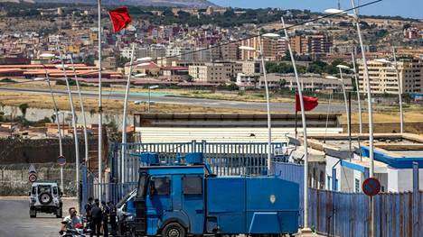 Marokon turvallisuusjoukot vartioivat maan Espanjaan kuuluvasta Melillasta erottavalla raja-aidalla Nadorin kaupungissa lauantaina 25. kesäkuuta.