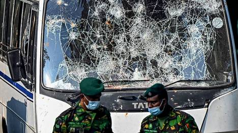 Viime torstaina väkijoukko yritti tunkeutua Sri Lankan presidentin kotiin maan pääkaupungissa Colombossa. Sotilaat seisoivat yrityksessä vaurioituneen ajoneuvon edustalla perjantaina 1. huhtikuuta.