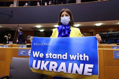 Myös mepit tukivat Ukrainaa. Parlamentaarikko piti kädessään tuenilmausta erityisistunnossa tiistaina.