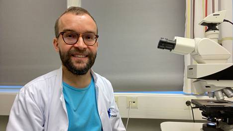 Artturi Mäkinen työskentelee patologina Fimlab laboratoriot oy:ssä. Työssään hän tekee tautidiagnostiikkaa solu- ja kudosnäytteistä.