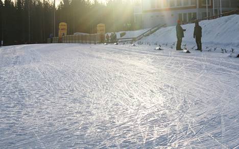 Nuorten SM-hiihtoja Keurusselän liikuntapuistossa ovat varjostaneet huonot sääolosuhteet, joiden vuoksi ladut ja laskut ovat olleet niin perjantaina kuin lauantainakin jäisiä ja vauhdikkaita. 