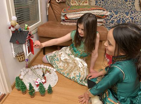 Halla ja Salma saavat Tiuku Joulumieleltä joka päivä uuden viestin. Salaperäinen tonttu asuu pikkuruisessa talossa Badyarien olohuoneessa.