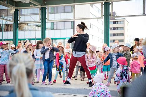 Tanssikoulu Sun Tanssistudio liikutti lapsia monipuolisesti Porissa lähes kymmenen vuoden ajan. Perustaja Kaisa Strandman odottaa tulevaa innolla.
