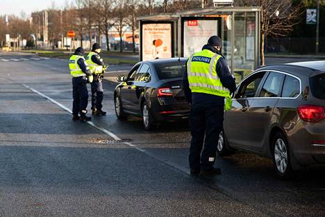 Poliisi piti rengasratsian Tampereen messu- ja urheilukeskuksen edessä tiistaina iltapäivällä.