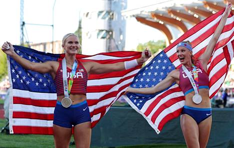 Seipään kaksoisvoitto meni Yhdysvaltoihin: kultaa Katie Nageotte (vasemmalla) ja hopeaa Sandi Morris samalla tuloksella 485.